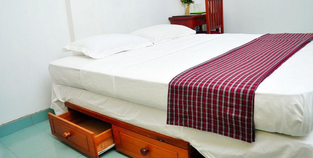 Oyo 290 Night Station Hotel Panadura Esterno foto