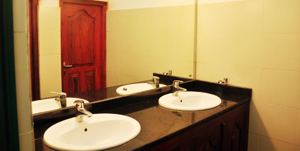 Oyo 290 Night Station Hotel Panadura Esterno foto