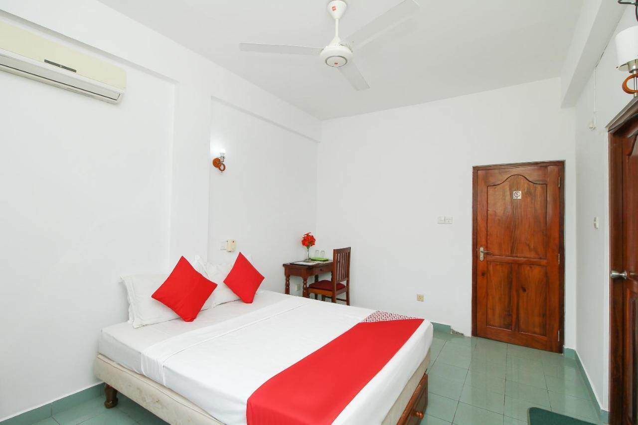 Oyo 290 Night Station Hotel Panadura Esterno foto